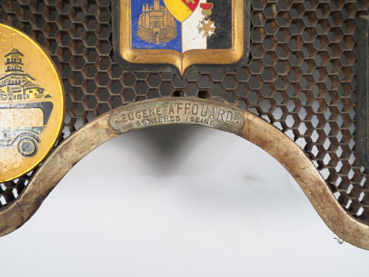 AFFOUARD Eugène.  Calandre onrée de macarons automobiles. Dim. 66 x 45