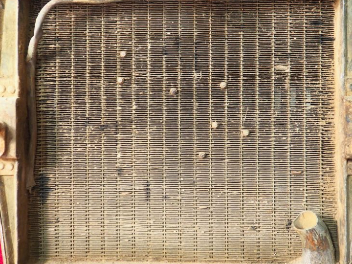BRASIER.  Radiateur automobile. Dim. 67 x 64 x 17 cm.