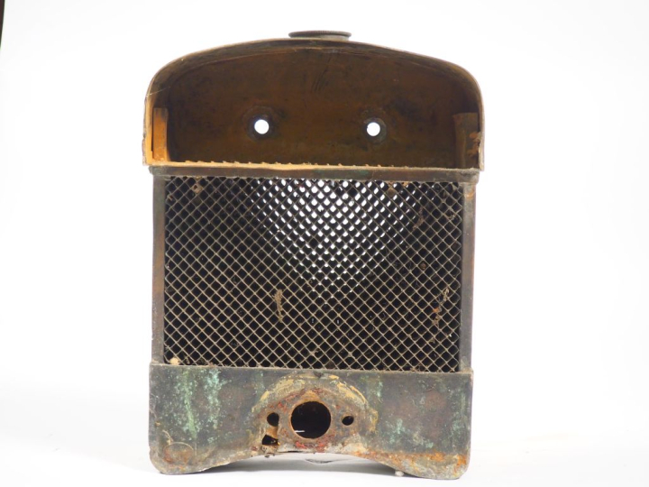 C.L.  Radiateur automobile. Dim. 43 x 30 x 13 cm.