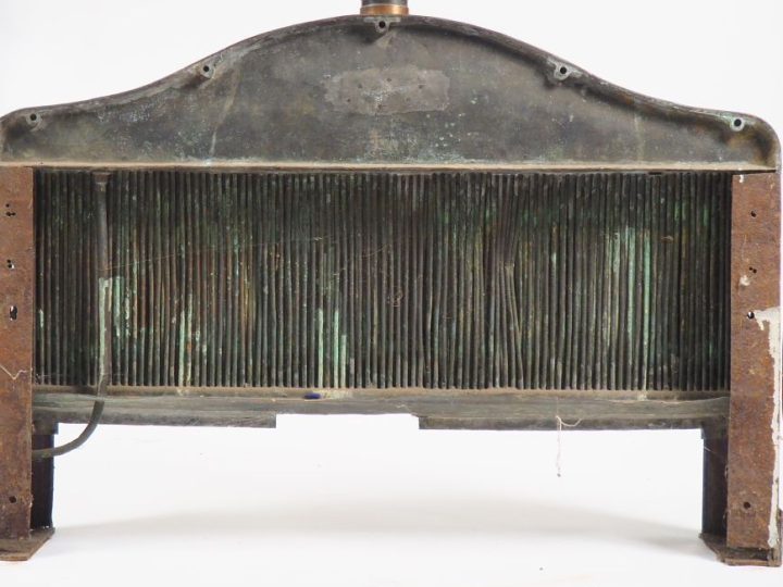 Radiateur automobile. Dim. 68 x 91 x 16 cm.