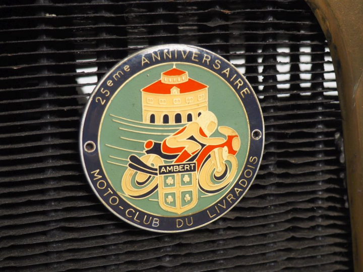 Radiateur automobile. Dim. 78 x 67 x 24 cm.