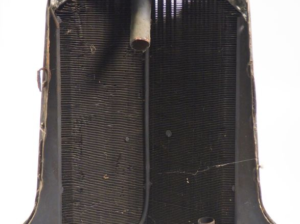 Radiateur automobile. Dim. 78 x 67 x 24 cm.
