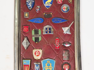 Vente aux enchères Calandre d'automobile Peugeot de marque CHAUSSON ornée de vingt-quatre