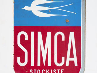 Vente aux enchères SIMCA STOCKISTE. Plaque émaillée.  Dim. 86 x 65 cm. (accidents)