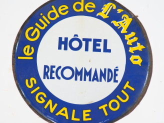 Vente aux enchères LE GUIDE DE L'AUTO SIGNALE TOUT.  Plaque émaillée. Diam. 48 cm.