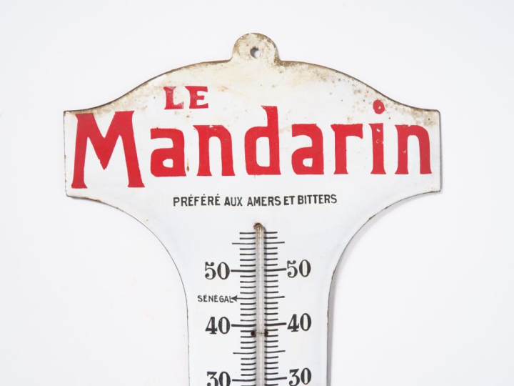 LE MANDARIN. Thermomètre émaillé. H. 49,5 cm.