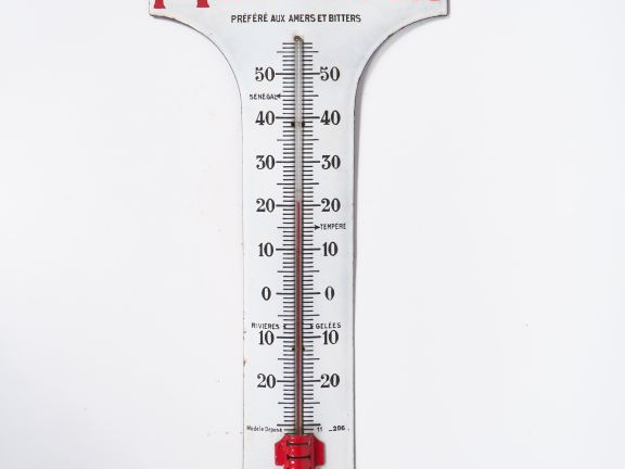 LE MANDARIN. Thermomètre émaillé. H. 49,5 cm.