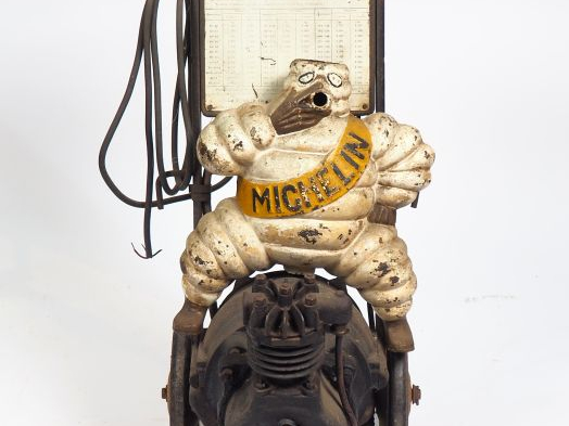 MICHELIN.  Compresseur "force"en fonte monté sur roues. Dim. 87 x 45 x