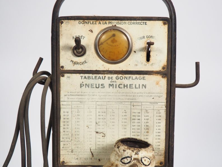 MICHELIN.  Compresseur "force"en fonte monté sur roues. Dim. 87 x 45 x