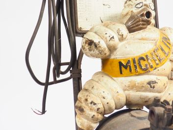 MICHELIN.  Compresseur "force"en fonte monté sur roues. Dim. 87 x 45 x