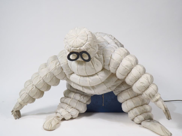 MICHELIN. Bibendum gonflable sur socle en bois. Dim. Bibendum : 117 x 