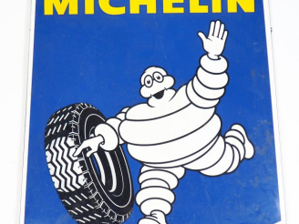 Vente aux enchères MICHELIN. "Bibendum au pneu". Grande plaque émaillée. Dim. 80 x 68 cm.