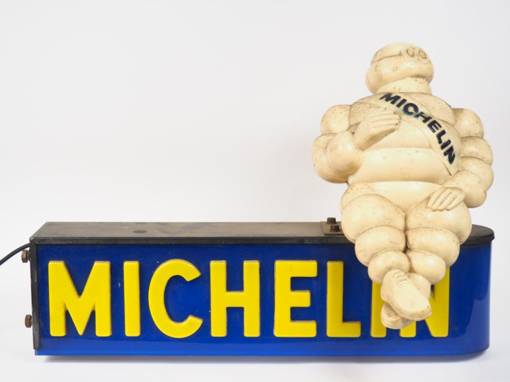 MICHELIN. Enseigne lumineuse "poutre" surmontée d'un Bibendum en plast