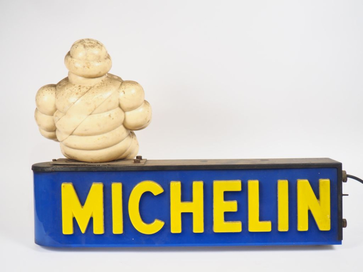 MICHELIN. Enseigne lumineuse "poutre" surmontée d'un Bibendum en plast