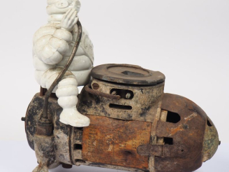 Vente aux enchères MICHELIN.  Compresseur "Lumière" avec Bibendum en fonte. Dim. 30 x 29 