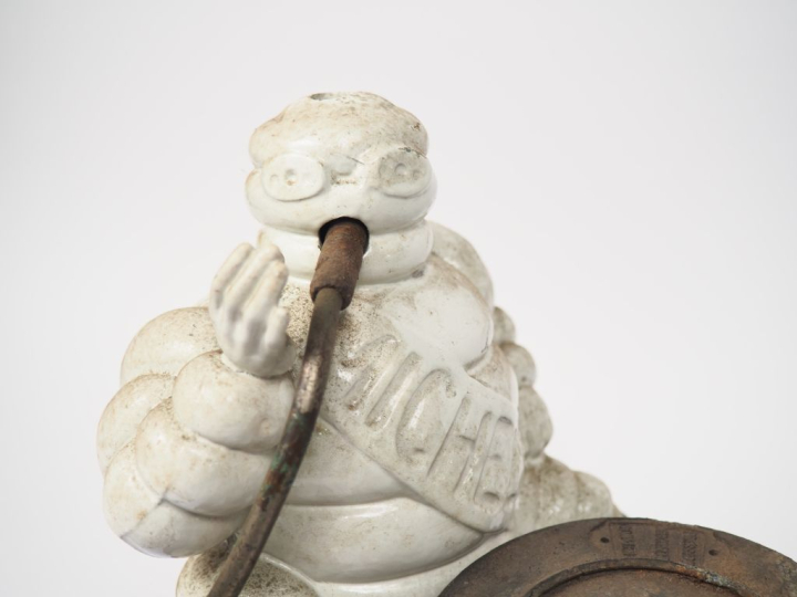 MICHELIN.  Compresseur "Lumière" avec Bibendum en fonte. Dim. 30 x 29 