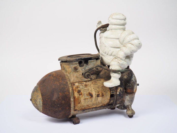 MICHELIN.  Compresseur "Lumière" avec Bibendum en fonte. Dim. 30 x 29 