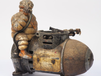 Vente aux enchères MICHELIN.  Compresseur "Lumière" avec Bibendum en fonte. Dim. 30 x 27 