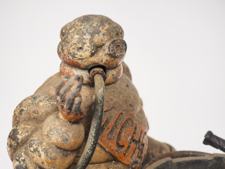 MICHELIN.  Compresseur "Lumière" avec Bibendum en fonte. Dim. 30 x 27 