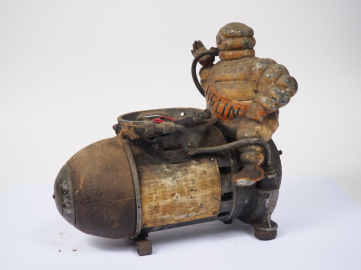 MICHELIN.  Compresseur "Lumière" avec Bibendum en fonte. Dim. 30 x 27 