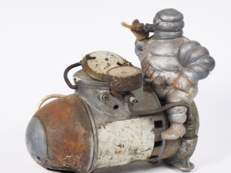 Vente aux enchères MICHELIN. Gonfleur "Lumière" avec Bibendum en fonte. (accidents et man