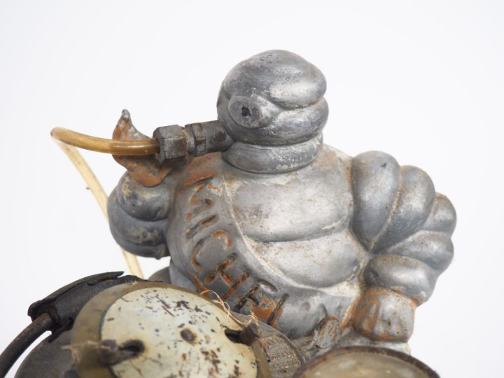 MICHELIN. Gonfleur "Lumière" avec Bibendum en fonte. (accidents et man