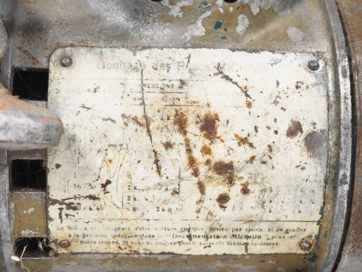 MICHELIN. Gonfleur "Lumière" avec Bibendum en fonte. (accidents et man