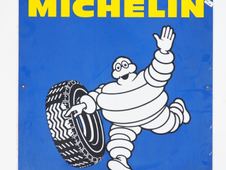 Vente aux enchères MICHELIN.  Grande plaque émaillée. Dim. 80 x 80 cm.