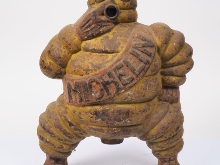 MICHELIN. Sujet bibendum en fonte surmontant à l'origine un compresseu