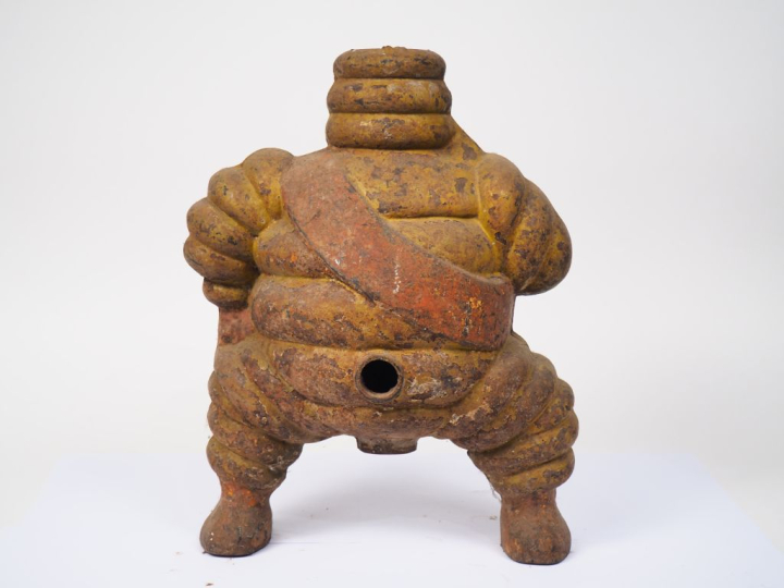 MICHELIN. Sujet bibendum en fonte surmontant à l'origine un compresseu