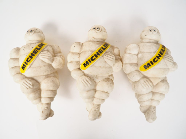 MICHELIN.  "Bibendum de camion". Trois sujets en plastique. Dim. 21 x 