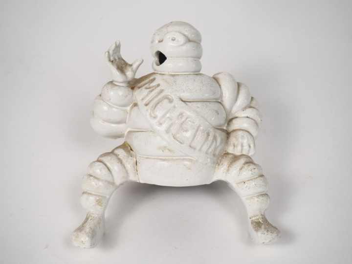 MICHELIN.  Sujet bibendum en fonte surmontant à l'origine un compresse