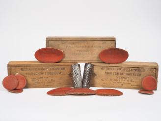 Vente aux enchères MICHELIN.  Lot de 3 boîtes 'TREPAN' en bois, dont une contenant un lot