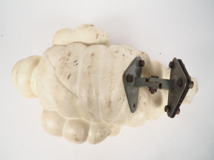 MICHELIN. 'Bidendum de camion". Sujet en plastique avec système de fix