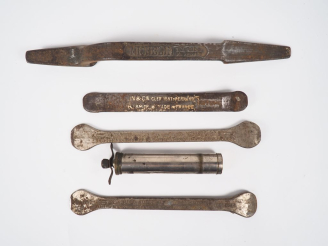 Vente aux enchères MICHELIN.  Lot de 4 démontes pneus et une pompe de voyage.