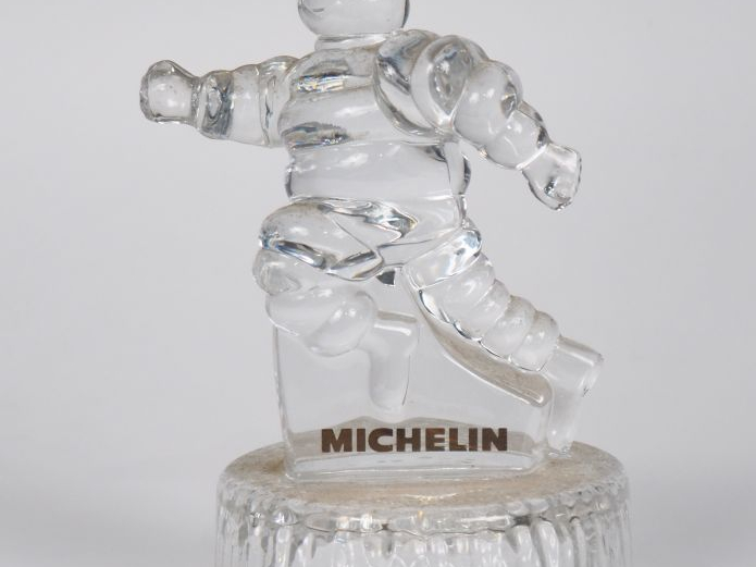 MICHELIN.  Bibendum, sujet en cristal d'Arques. H. 19 cm.