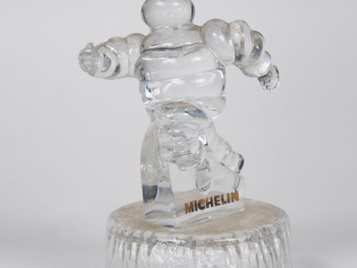 MICHELIN.  Bibendum, sujet en cristal d'Arques. H. 19 cm.