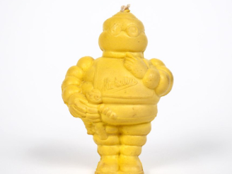Vente aux enchères MICHELIN. Petit Bibendum jaune, sujet en plastique souple circa 1960. 