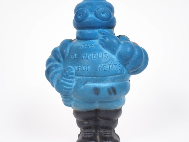 MICHELIN. Bibendum, sujet en caoutchouc noir, bleu et rouge circa 1950