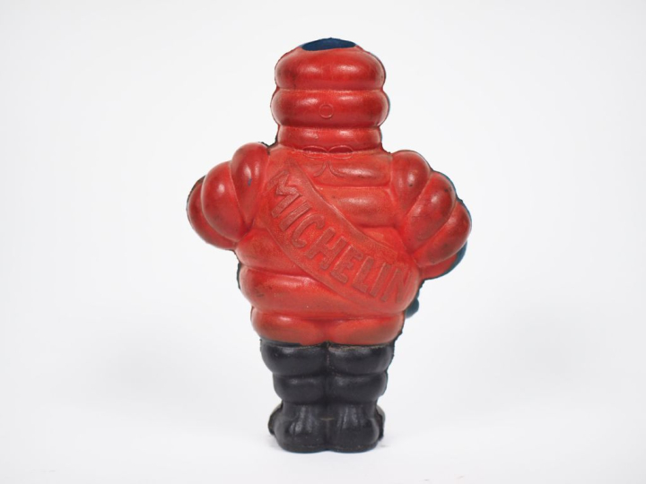 MICHELIN. Bibendum, sujet en caoutchouc noir, bleu et rouge circa 1950
