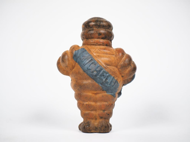MICHELIN. Bibendum, sujet en caoutchouc bleu et brun circa 1950-1960 (