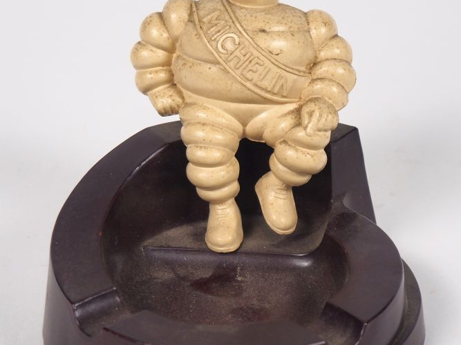 MICHELIN.  Cendrier en bakélite marron. Dim. 15,5 x 13,5 cm.