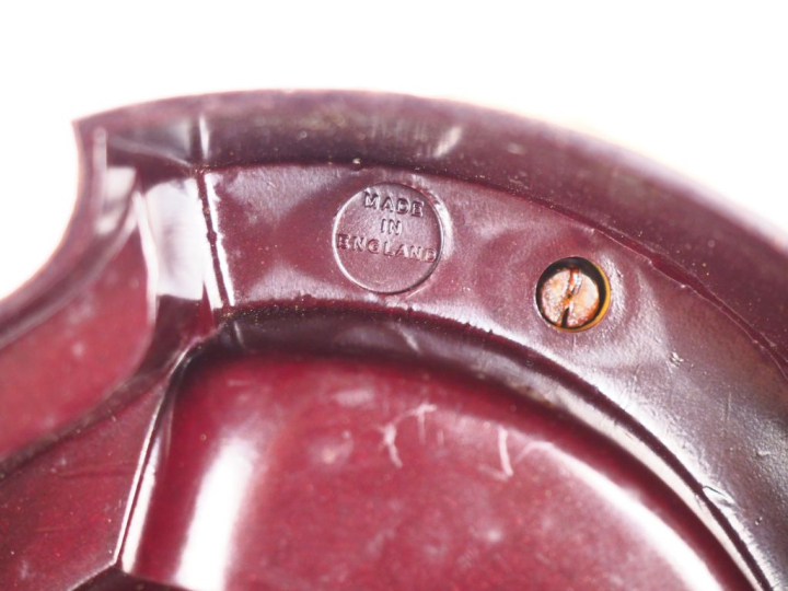 MICHELIN.  Cendrier en bakélite marron. Dim. 15,5 x 13,5 cm.