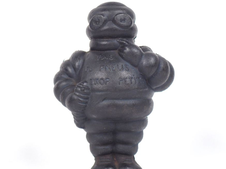 MICHELIN. Bibendum, sujet en  caoutchouc noir, daté 1953. H. 15,5 cm