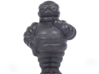 Vente aux enchères MICHELIN. Bibendum, sujet en  caoutchouc noir, daté 1953. H. 15,5 cm