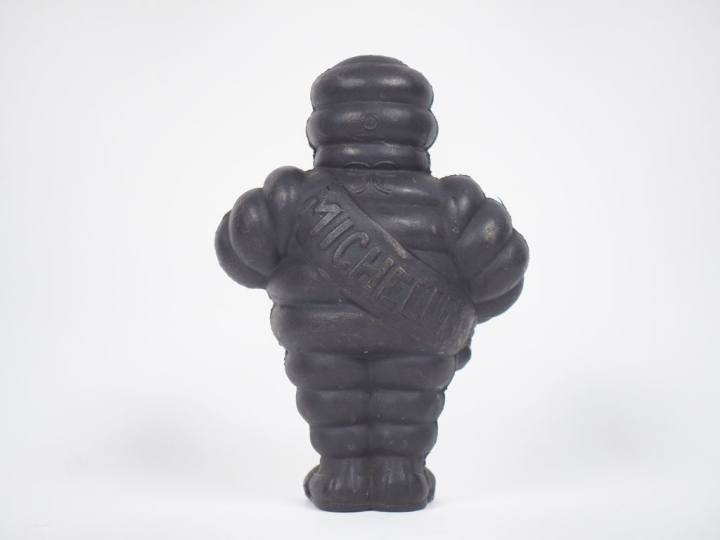 MICHELIN. Bibendum, sujet en  caoutchouc noir, daté 1953. H. 15,5 cm
