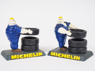 Vente aux enchères MICHELIN. Lot de 2 pots à crayon en résine. H. 14 cm. (un pot griffonn