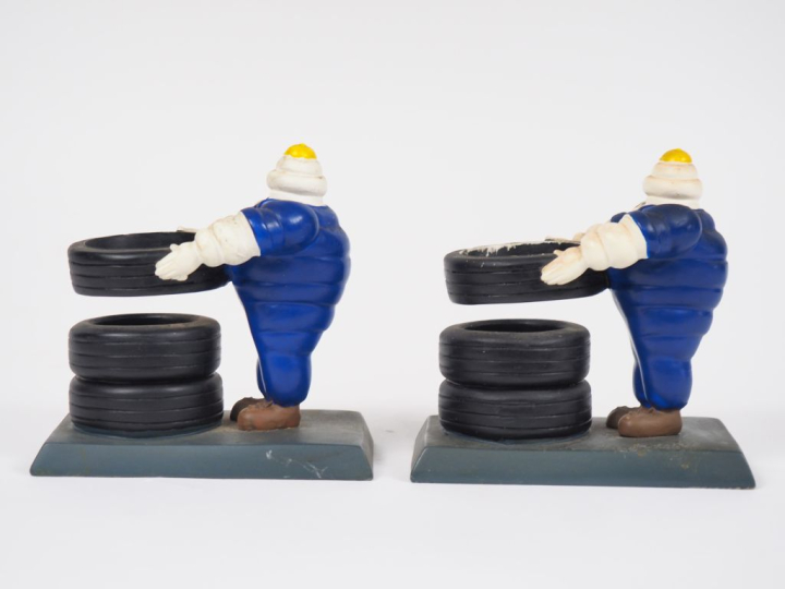 MICHELIN. Lot de 2 pots à crayon en résine. H. 14 cm. (un pot griffonn