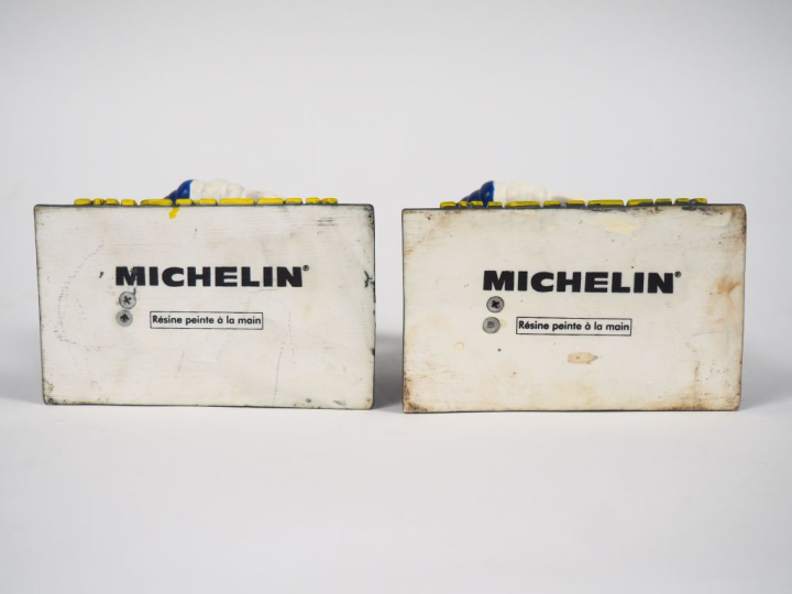 MICHELIN. Lot de 2 pots à crayon en résine. H. 14 cm. (un pot griffonn