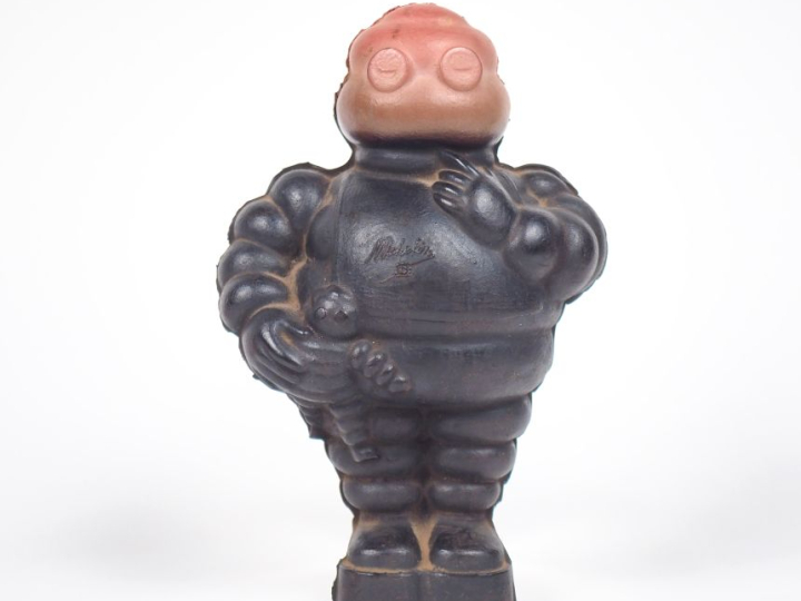 MICHELIN. Bibendum, sujet en  plastique noir et rose circa 1950-1960. 